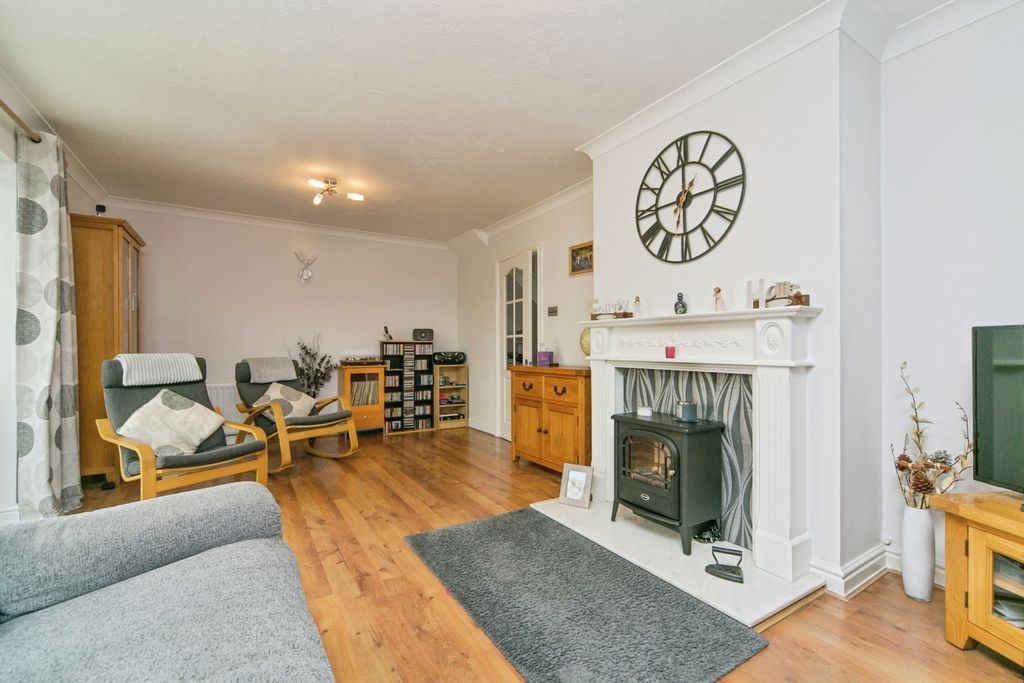 Property photo 3 of 22 Lounge