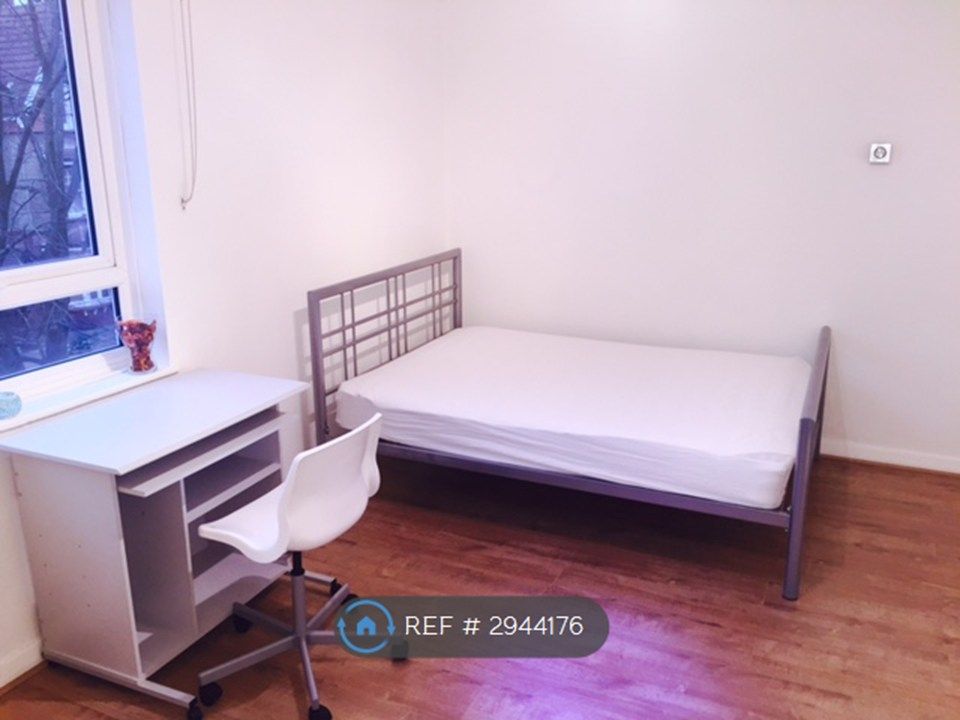 Property photo 2 of 7 Bed/Desk