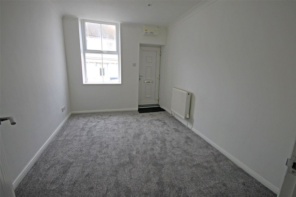 Property photo 3 of 11 Lounge