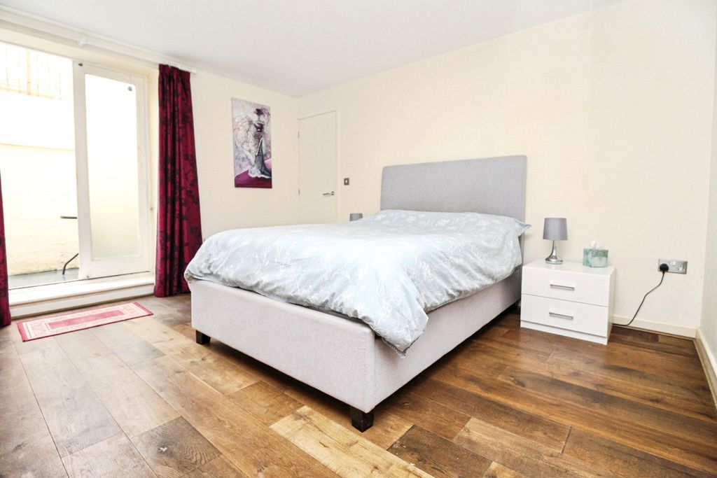 Additional image 12 of 2 bed flat for saleWarwick Place, Leamington Spa CV32