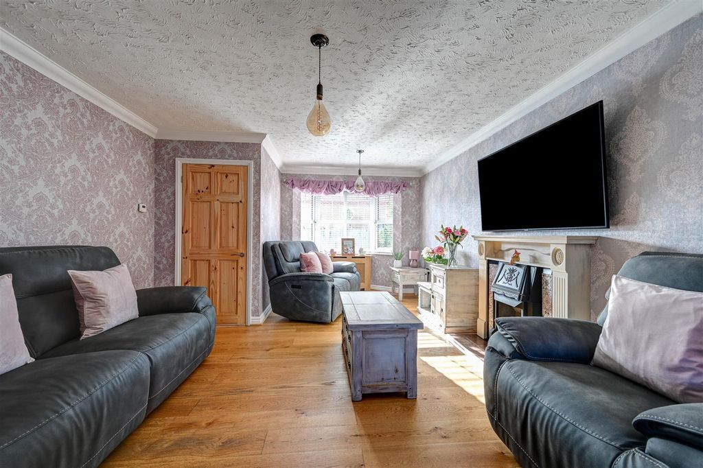 Property photo 3 of 22 Lounge.Jpg