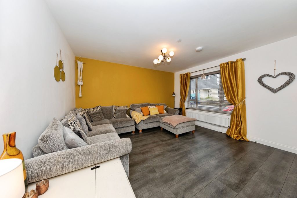 Property photo 3 of 20 Lounge