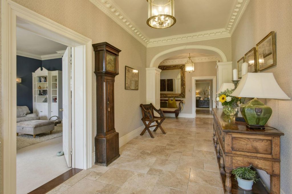 Property photo 2 of 32 Entrance Hall
