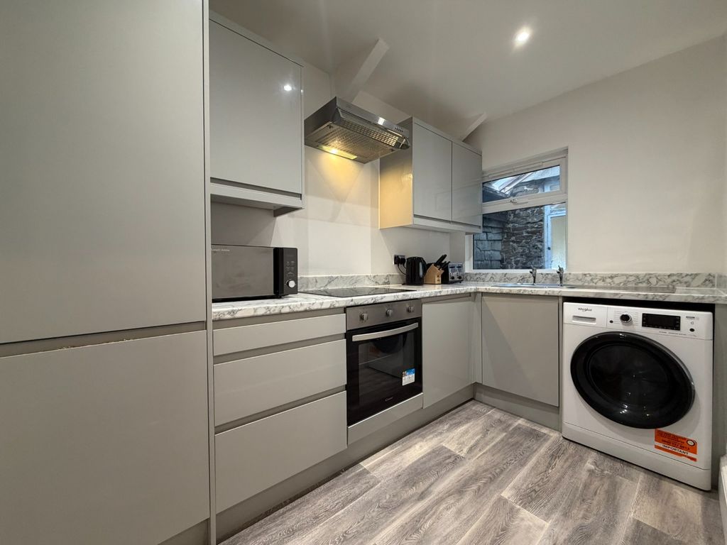 2 bed flat for sale2-3 The Square, Holsworthy, Devon EX22 photo 5