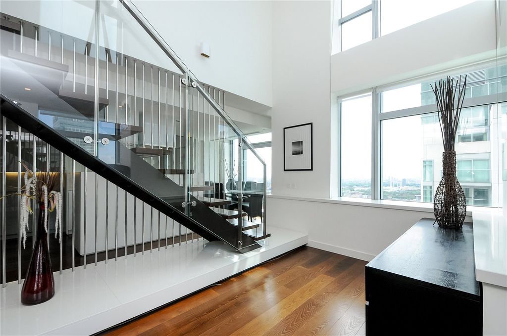 Property photo 2 of 10 Hallway