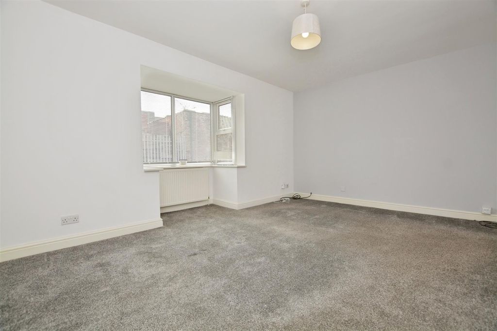 Property photo 3 of 18 Living Room