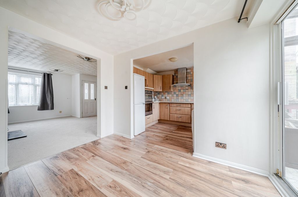 Property photo 2 of 9 1403052-14-6994cd...