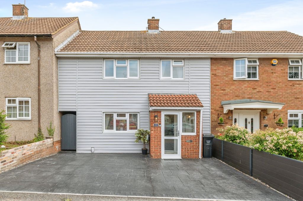 Property photo 1 of 17 33Denysdrivedenysdrivebasildonss143Lr-26