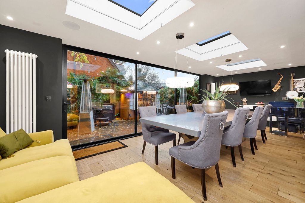 Property photo 1 of 24