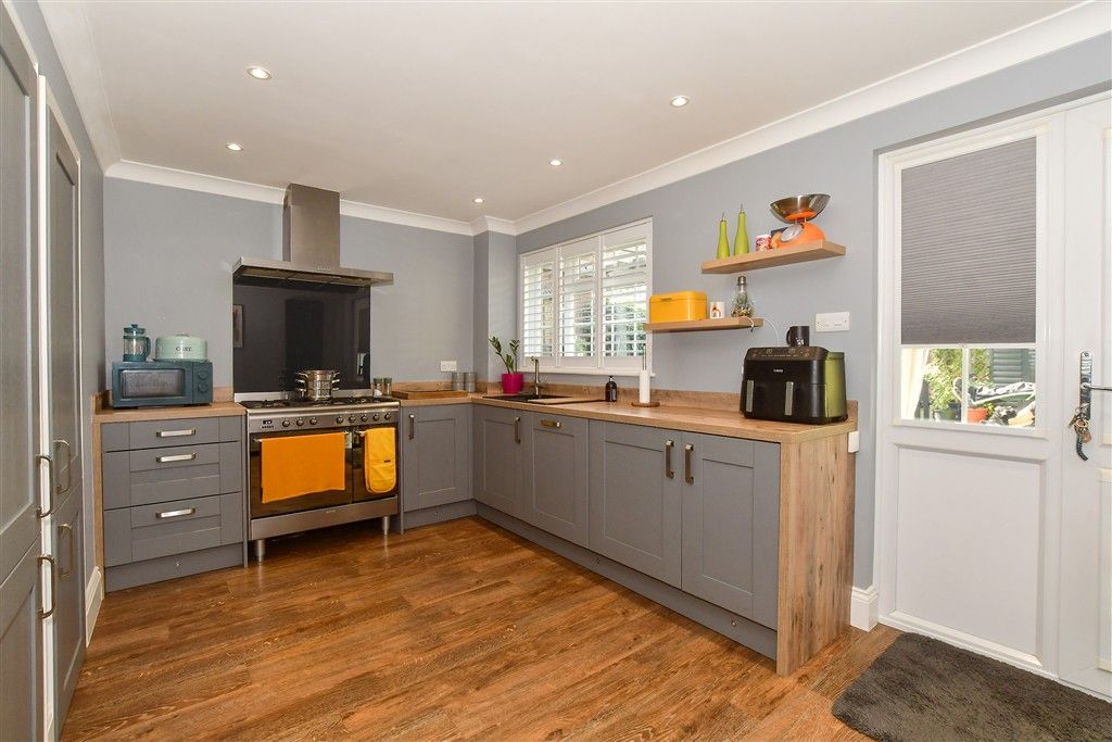 Property photo 3 of 14 Kitchen