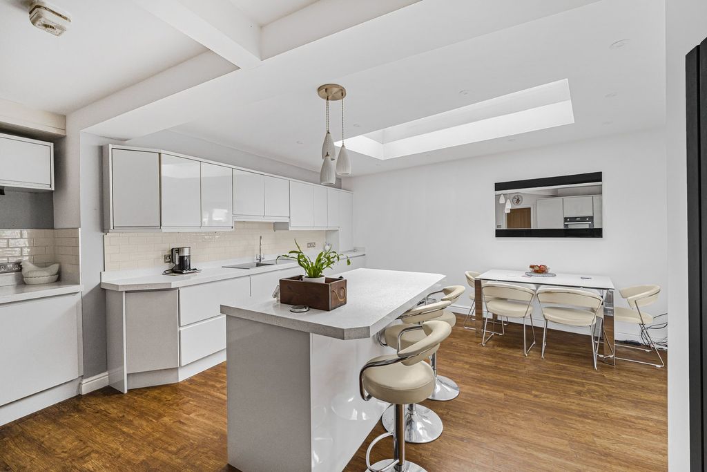 Property photo 2 of 34