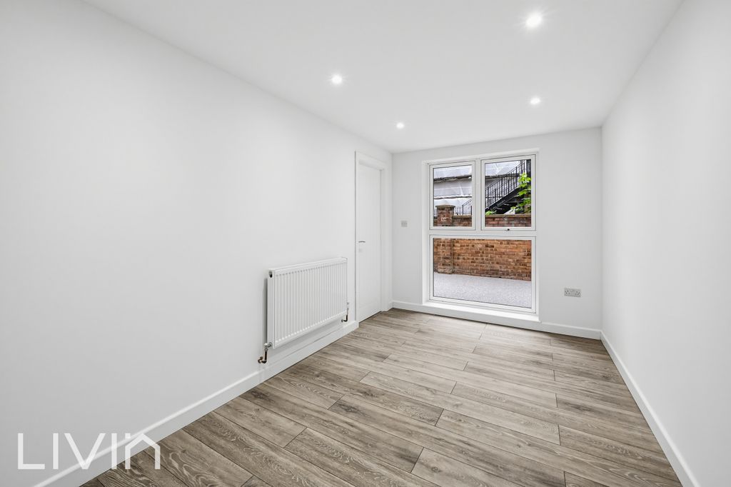 Property photo 3 of 10 4
