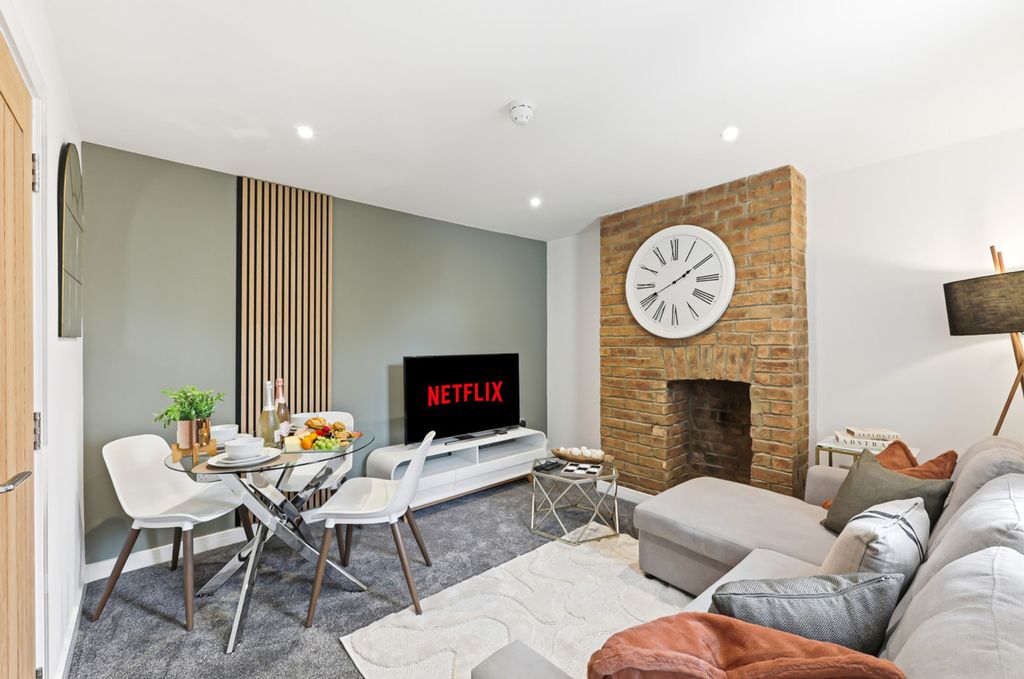 Property photo 1 of 21 Living Room