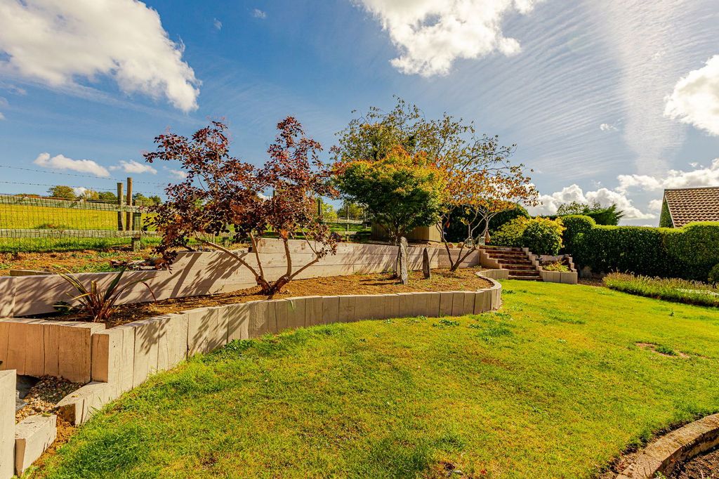 Property photo 2 of 28