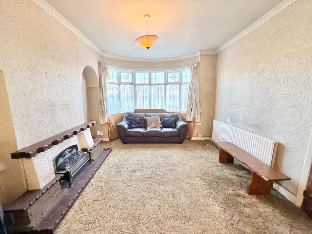 Property photo 2 of 11 Lounge