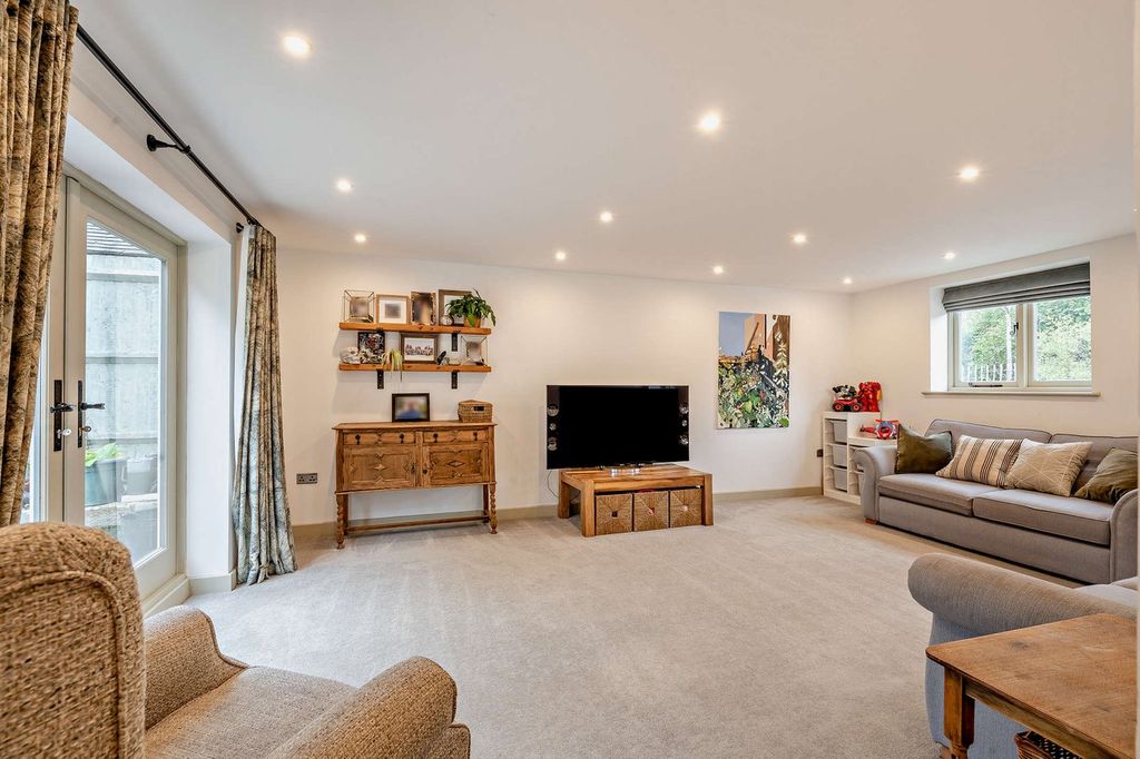 Property photo 3 of 31