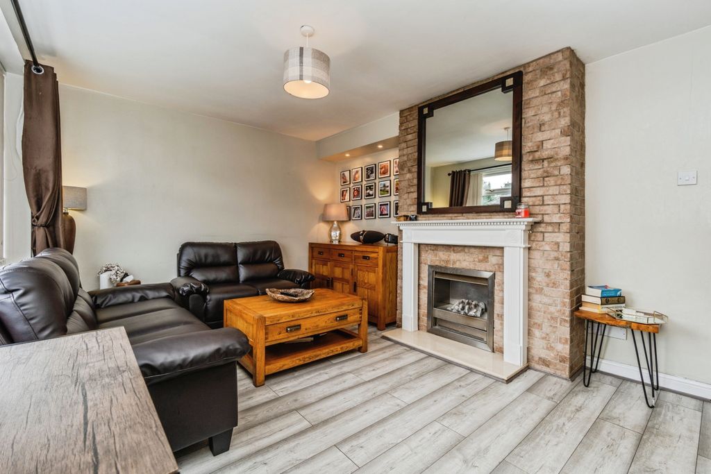 Property photo 2 of 16 Lounge