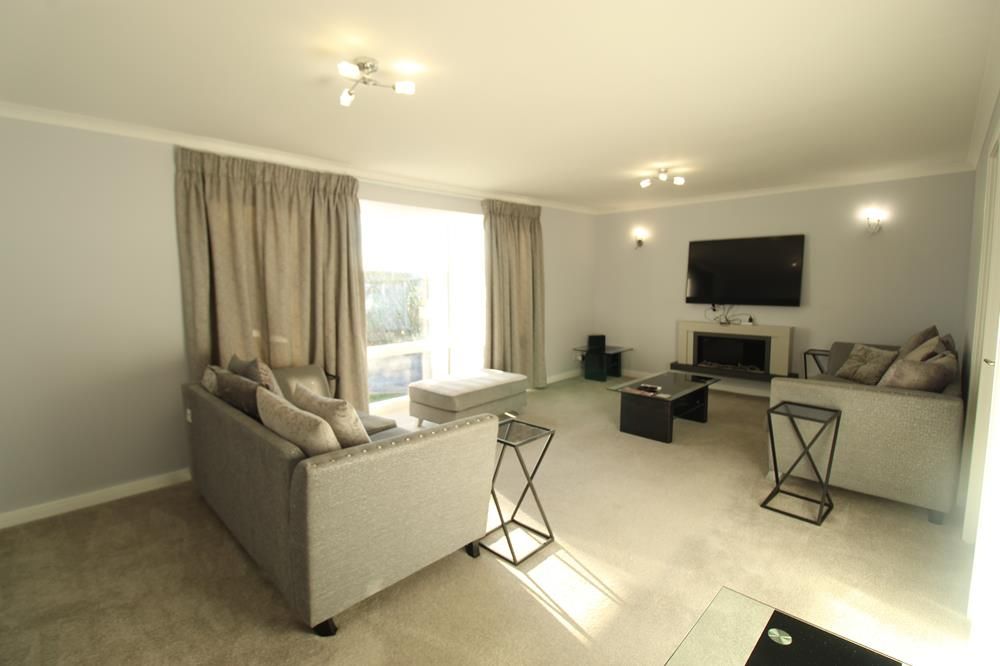 Property photo 3 of 13 Lounge 3