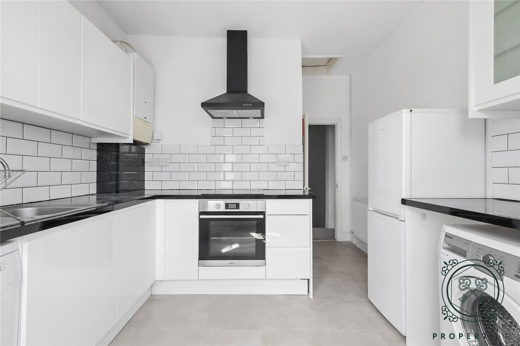 Property photo 3 of 11 Kitchen