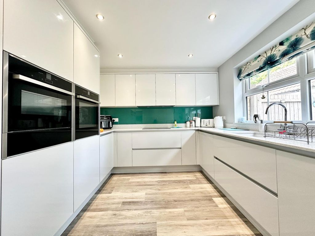 Property photo 3 of 17 Kitchen