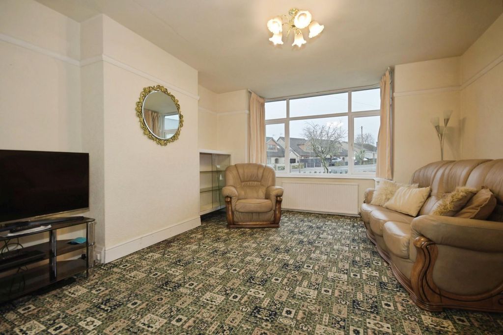 Property photo 2 of 13 Lounge 01.Jpg