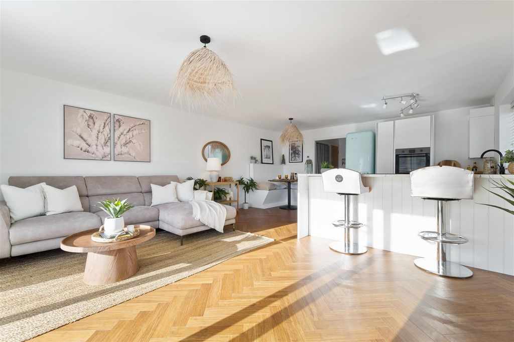 Property photo 2 of 18 1 Dudsbury Court-16.Jpg