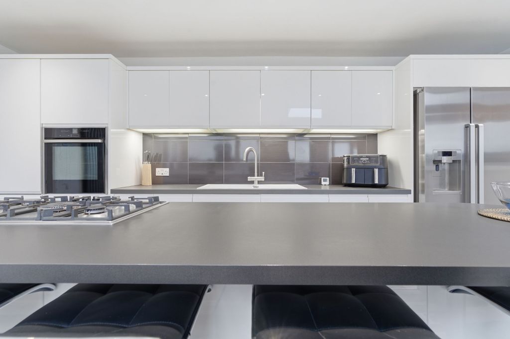 Property photo 3 of 39