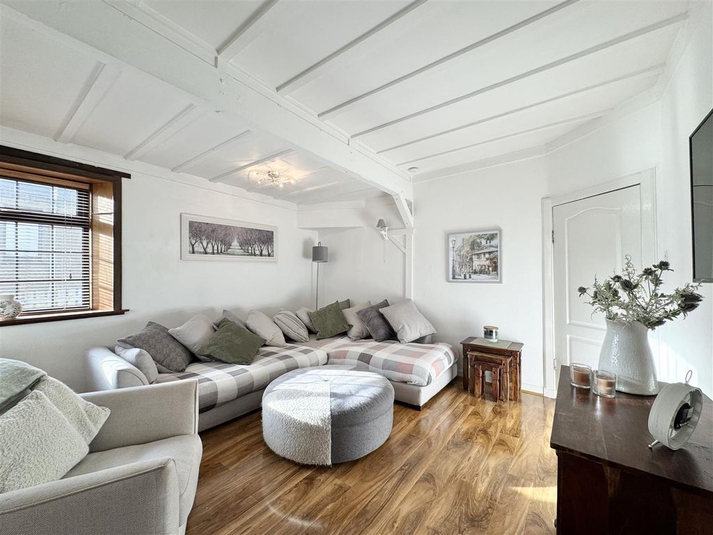 Property photo 3 of 22 Lounge