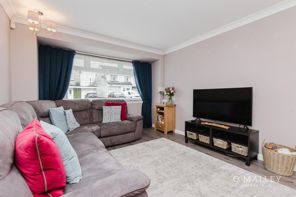 Property photo 3 of 18 Lounge