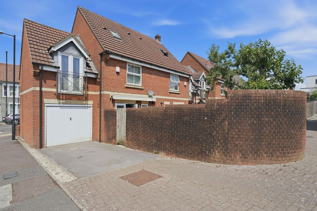 Property photo 1 of 34