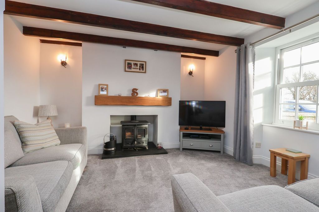 Property photo 3 of 25 Lounge