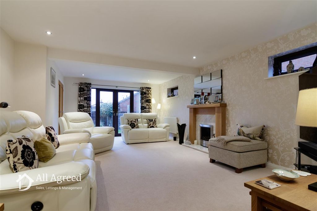 Property photo 3 of 24 Lounge