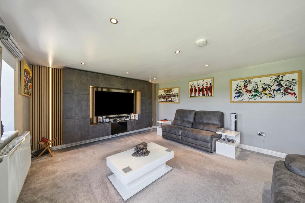 Property photo 3 of 18 Living Room