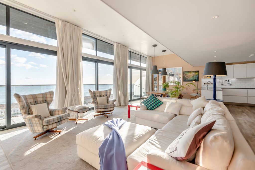 Property photo 3 of 14 Sitting Area