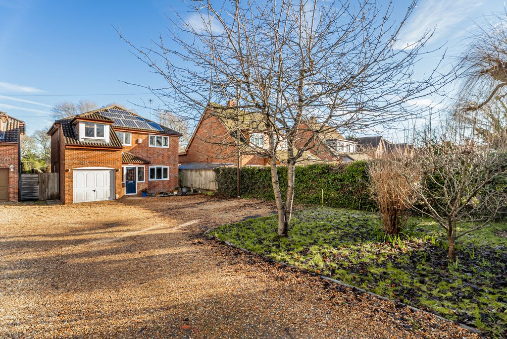 Property photo 1 of 34 Wendover Road, Weston Turville