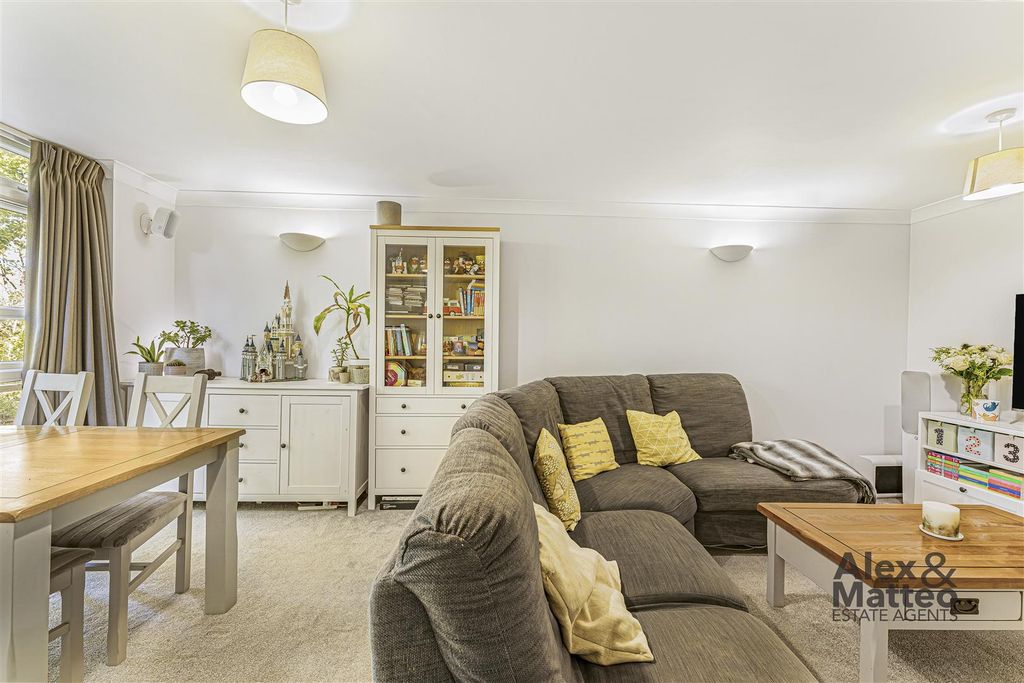 Property photo 1 of 21 Eleanor Close