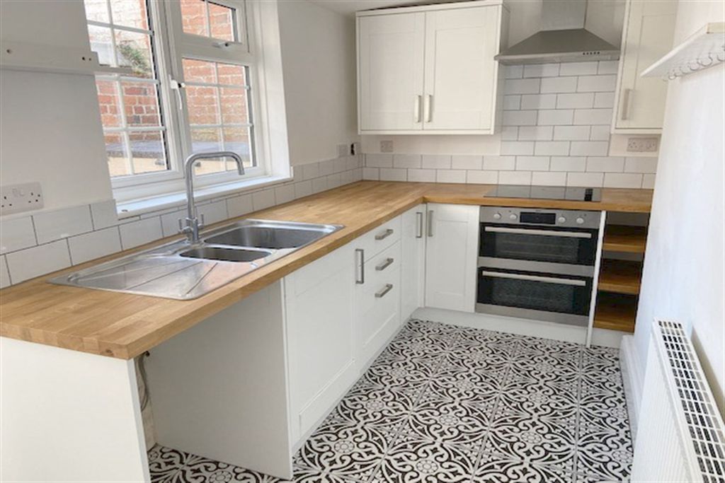 Property photo 2 of 11 Kitchen