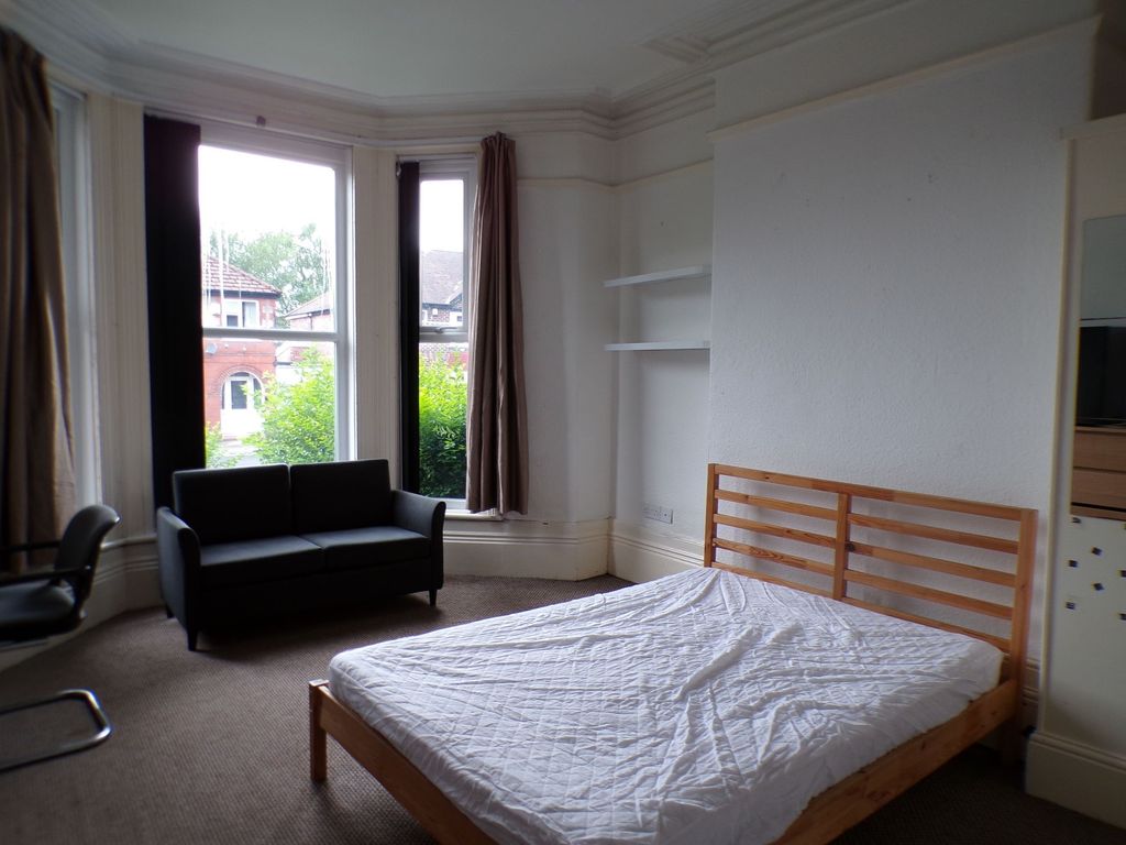 Property photo 1 of 20 Bright Double Bedroom With Large Bay Windows, A Si...