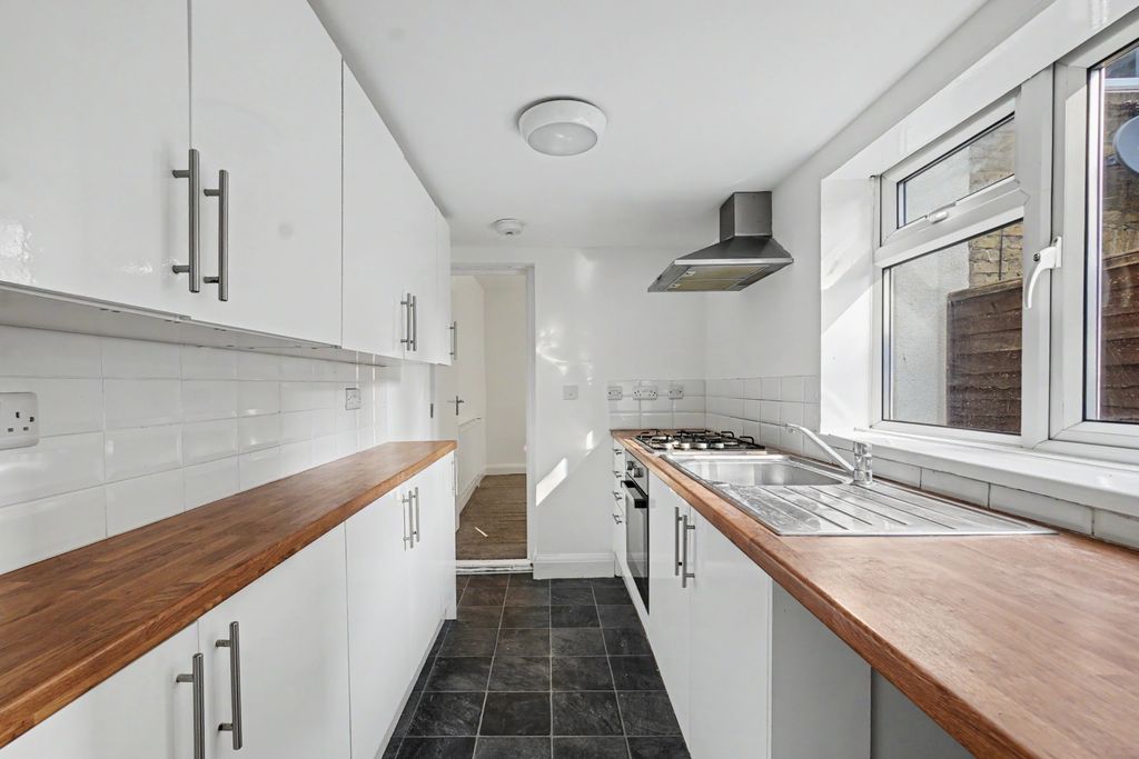 Property photo 2 of 10 Kitchen