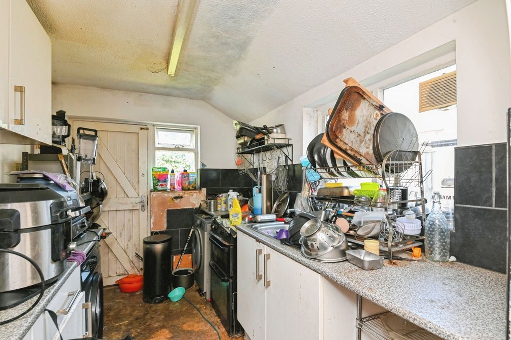 Property photo 3 of 7 Kitchen