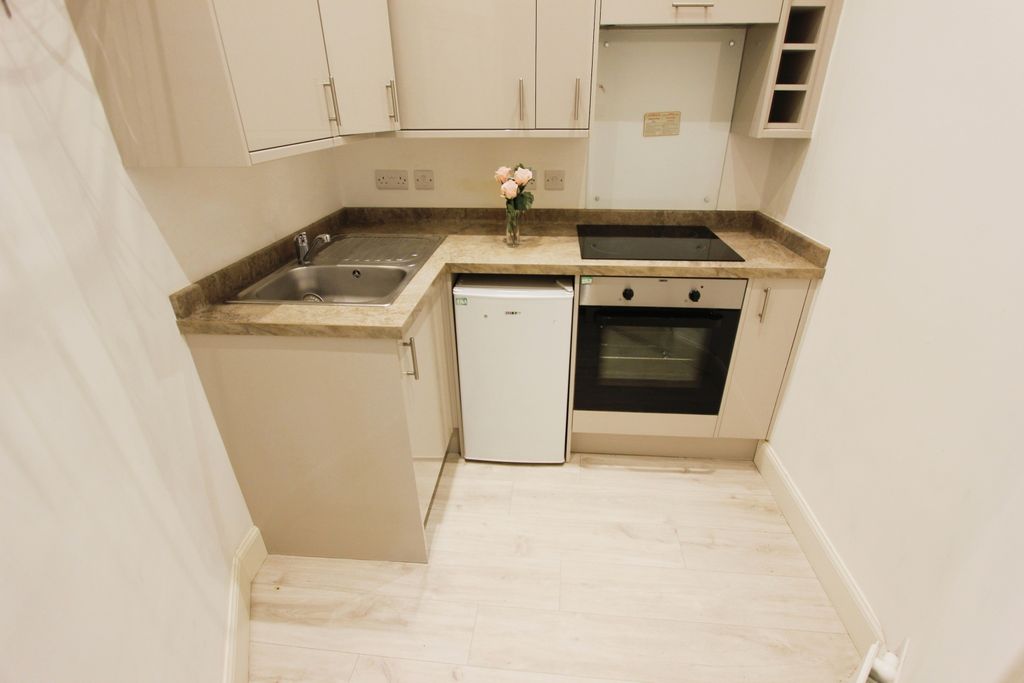 Property photo 3 of 8 Kitchen