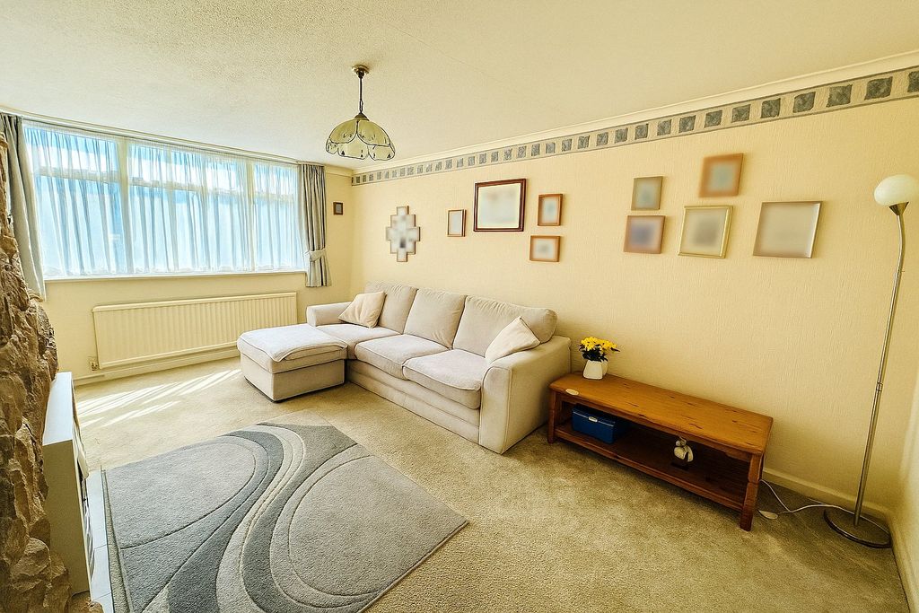 Property photo 2 of 15 Lounge