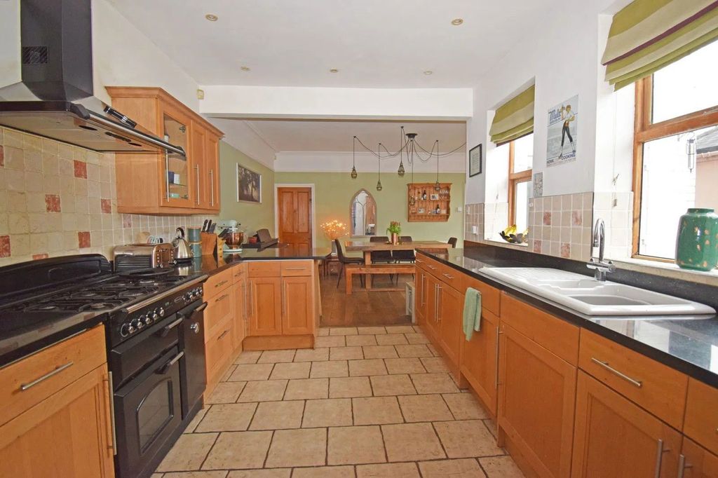 Property photo 2 of 25