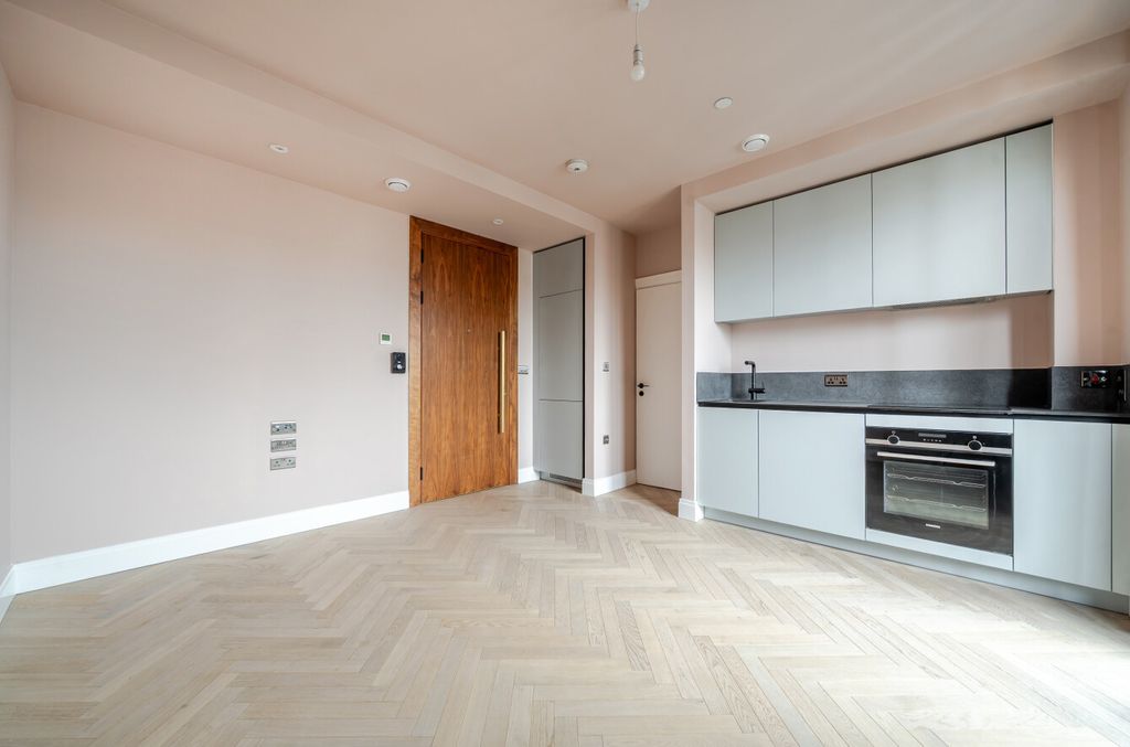 Property photo 2 of 21 1516630-11-1A06Bb...