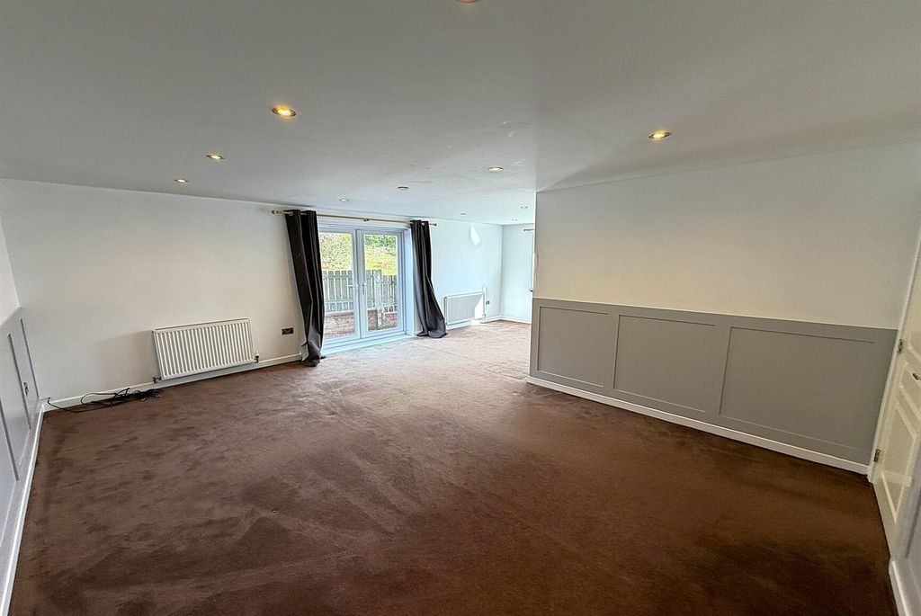 Property photo 3 of 11 Expansive Modern Lounge With Bright Garden Access...