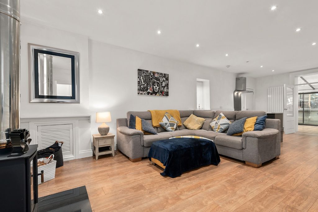 Property photo 2 of 33 5180556