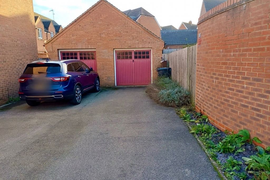 Property photo 3 of 14 Garage