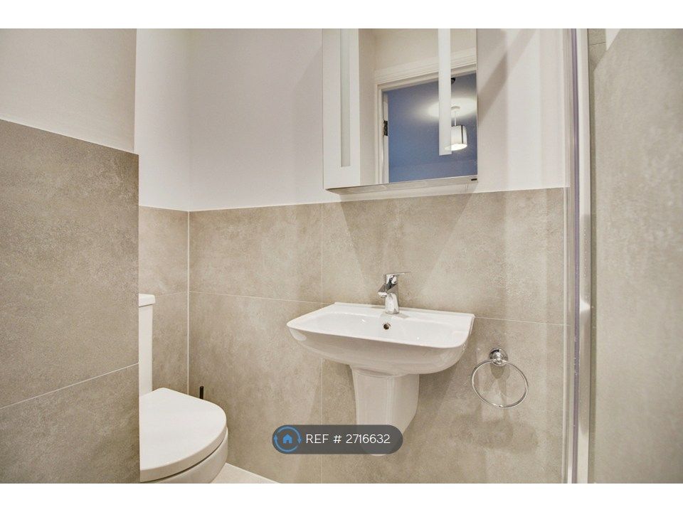 Property photo 3 of 12 Blue Room Ensuite