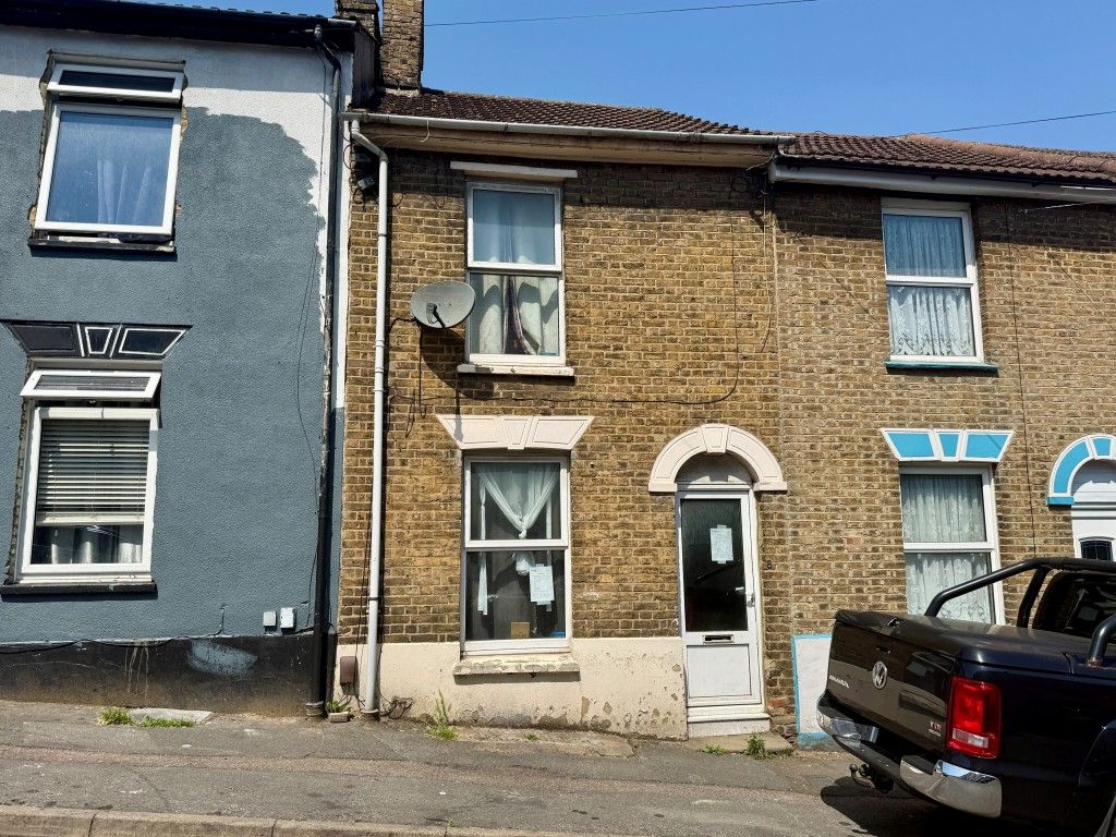 Property photo 1 of 8 Mid-Terrace House
