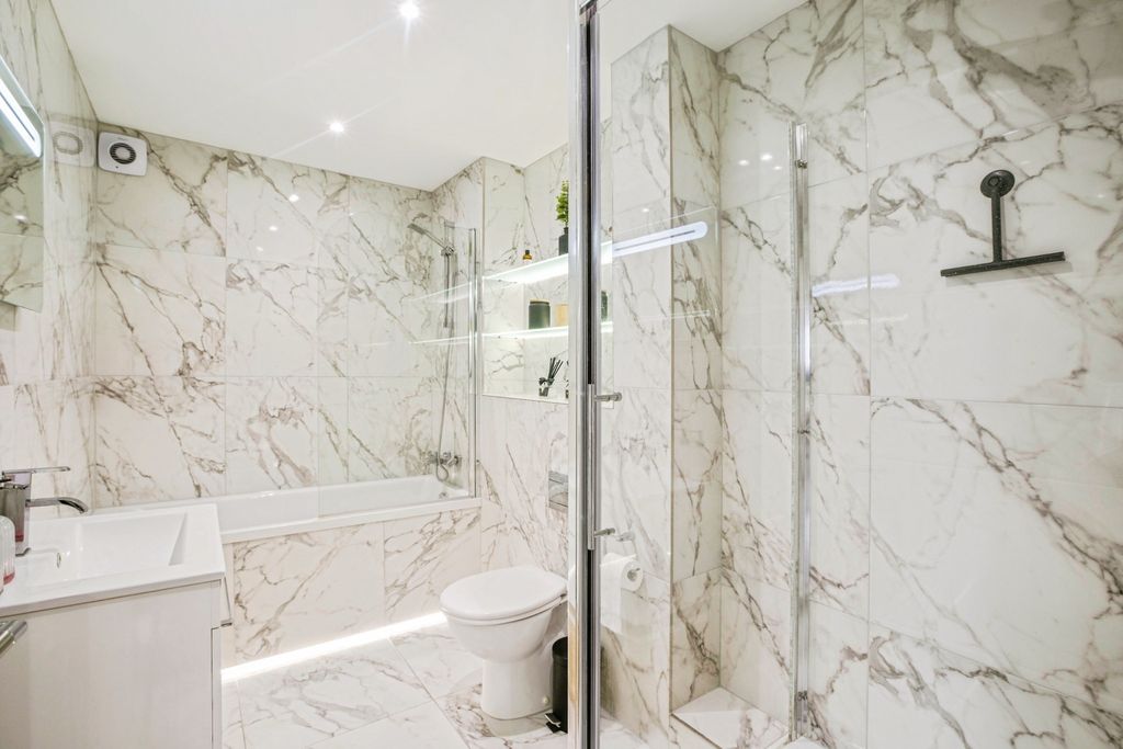 Property photo 2 of 17 Bathroom